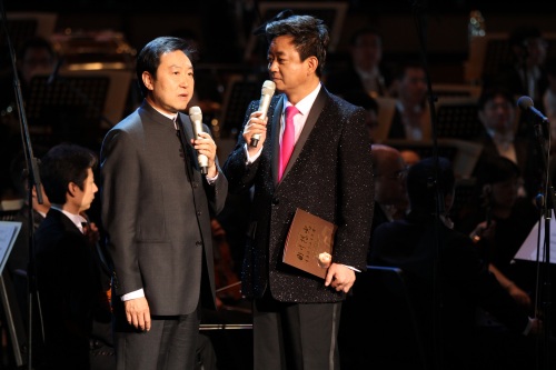 沈阳音乐学院院长刘辉在音乐会现场接受主持人朱军采访