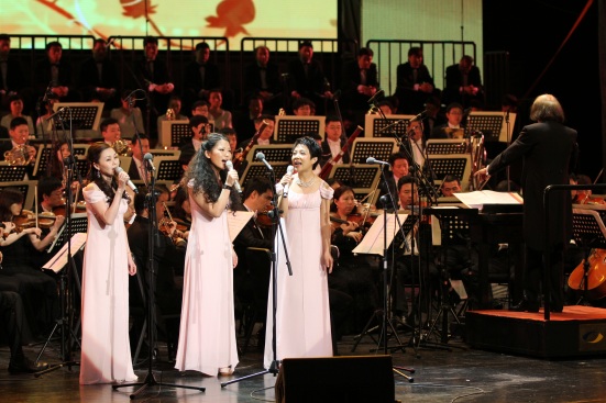 中国优秀的声乐组合吸引力组合现场演唱平安俊的作品《我没有带回我的心》